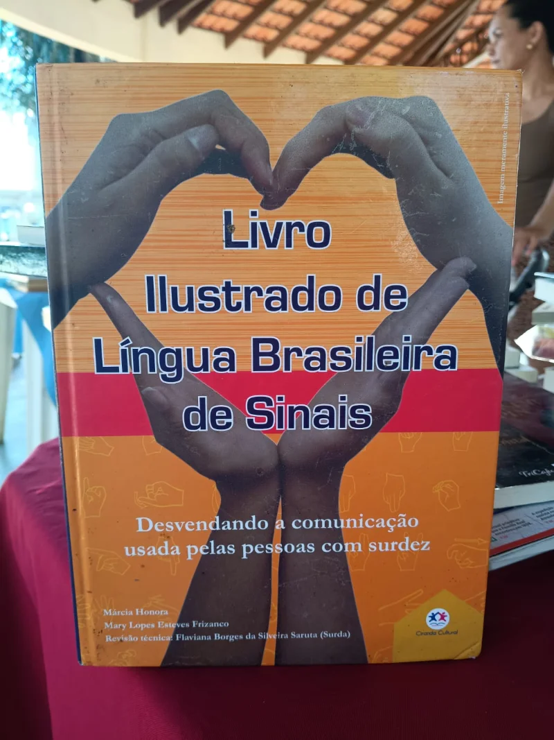 Livro Ilustrado de Lingua Brasileira de Sinais